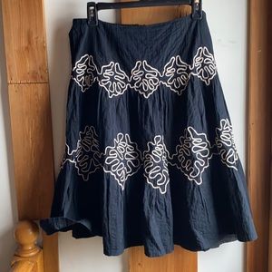 Pleated/crinkly Nanette Lepore midi skirt with white embroidery / sz 10